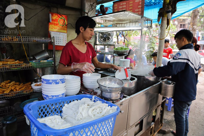 Nghỉ lễ ở Hà Nội, đến quán phở thất truyền nghe kể chuyện tầm sư học đạo bí quyết trăm năm - Ảnh 3.