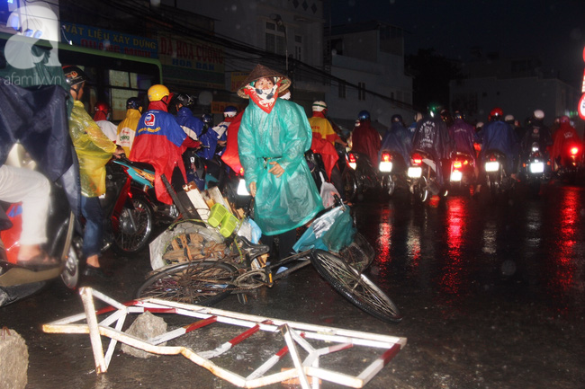 Đầu tuần, mưa mù mịt, Sài Gòn kẹt cứng giờ tan tầm - Ảnh 11.