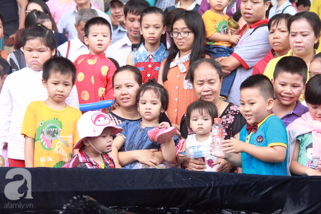Sài Gòn: Người lớn, trẻ nhỏ hào hứng ăn buffet chay miễn phí ngày Giỗ tổ - Ảnh 5.