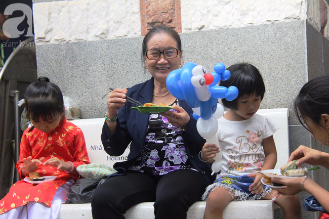 Sài Gòn: Người lớn, trẻ nhỏ hào hứng ăn buffet chay miễn phí ngày Giỗ tổ - Ảnh 13.