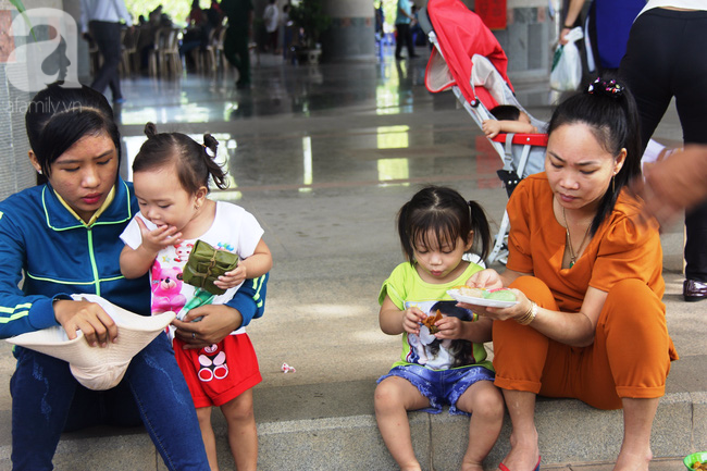 Sài Gòn: Người lớn, trẻ nhỏ hào hứng ăn buffet chay miễn phí ngày Giỗ tổ - Ảnh 11.