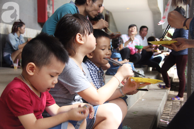 Sài Gòn: Người lớn, trẻ nhỏ hào hứng ăn buffet chay miễn phí ngày Giỗ tổ - Ảnh 10.