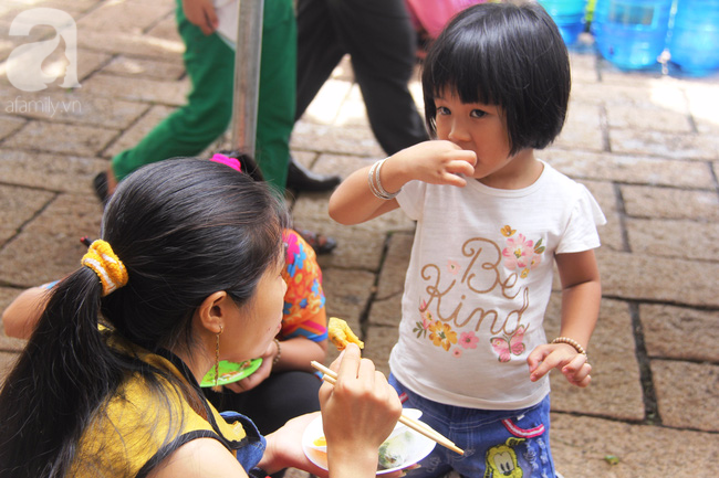 Sài Gòn: Người lớn, trẻ nhỏ hào hứng ăn buffet chay miễn phí ngày Giỗ tổ - Ảnh 12.