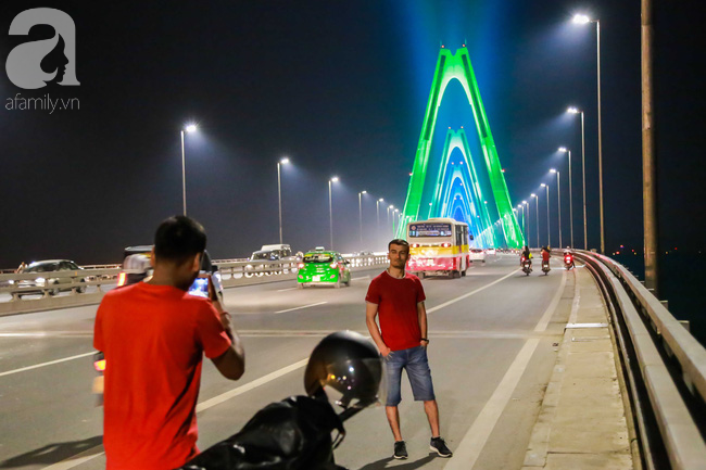 Người dân Hà Nội lên cầu chụp ảnh trong tối đầu tiên cầu Nhật Tân lên đèn triệu sắc màu - Ảnh 2.