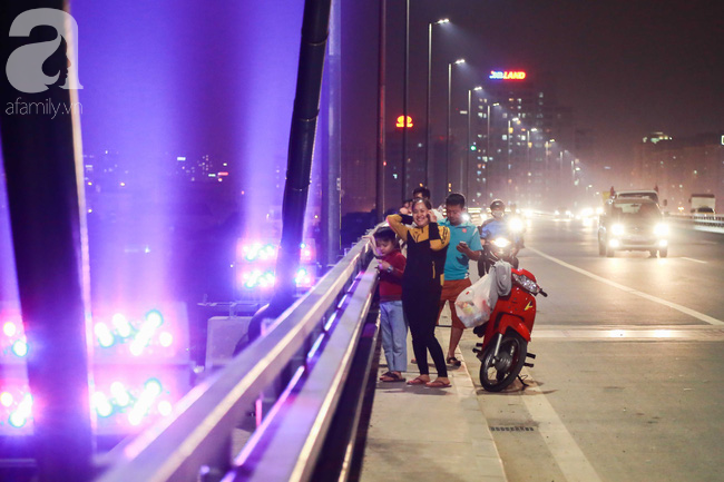 Người dân Hà Nội lên cầu chụp ảnh trong tối đầu tiên cầu Nhật Tân lên đèn triệu sắc màu - Ảnh 5.