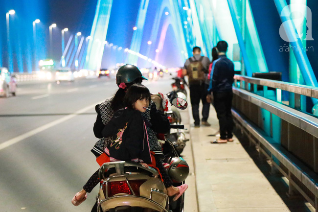 Người dân Hà Nội lên cầu chụp ảnh trong tối đầu tiên cầu Nhật Tân lên đèn triệu sắc màu - Ảnh 7.