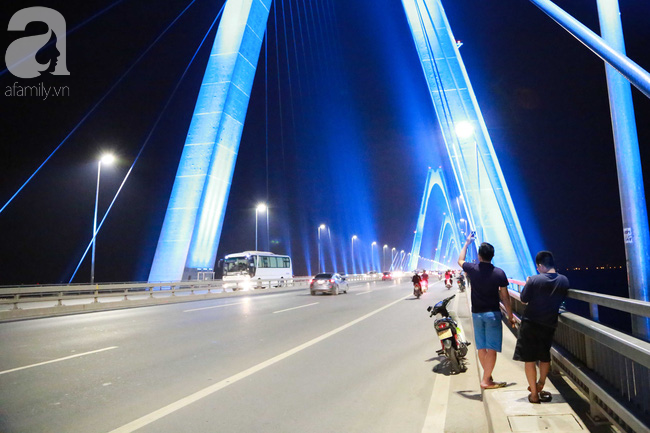 Người dân Hà Nội lên cầu chụp ảnh trong tối đầu tiên cầu Nhật Tân lên đèn triệu sắc màu - Ảnh 9.
