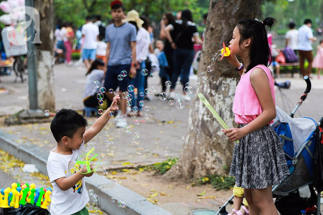 Chùm ảnh: Hà Nội thanh bình yên ả trong ngày Tết độc lập - Ảnh 7. Chùm ảnh: Hà Nội thanh bình yên ả trong ngày Tết độc lập - Ảnh 7.