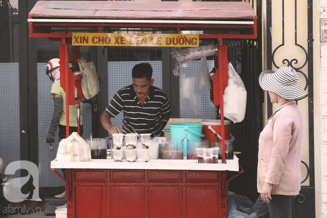 Cuối tuần nắng nóng, ghé ăn chè của ông chú chảnh khỏi cần chửi nổi tiếng Sài Gòn mà thấy mát lịm tim - Ảnh 1.