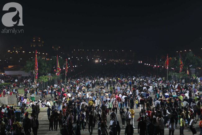 Hàng nghìn người thuê chiếu nằm ngủ ngay trong khuôn viên đền Hùng chờ đến giờ khai lễ - Ảnh 2.