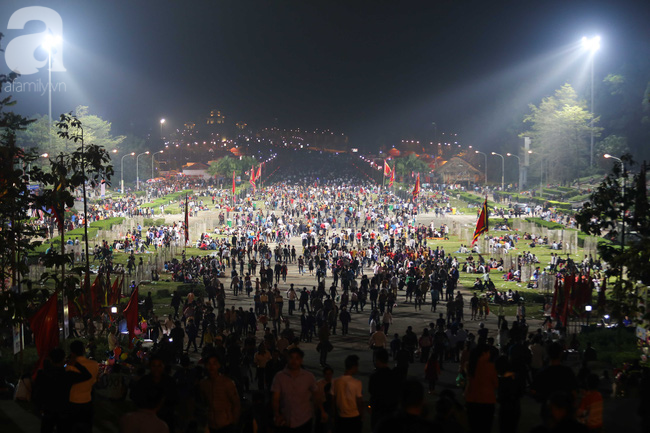 Hàng nghìn người thuê chiếu nằm ngủ ngay trong khuôn viên đền Hùng chờ đến giờ khai lễ - Ảnh 1.