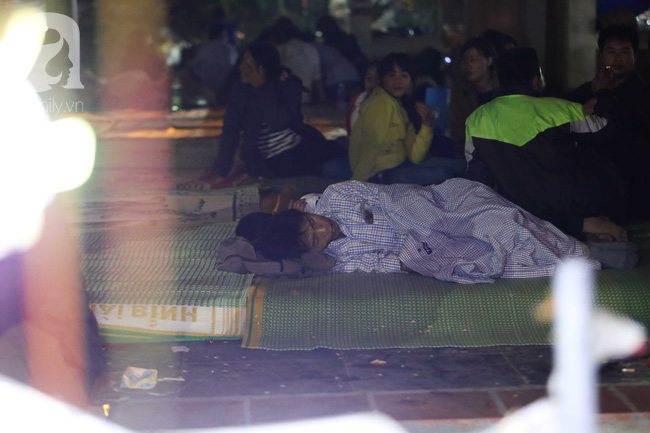 Hàng nghìn người thuê chiếu nằm ngủ ngay trong khuôn viên đền Hùng chờ đến giờ khai lễ - Ảnh 7.