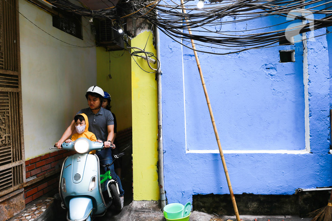 Chàng Mỹ điển trai khoác áo mới sặc sỡ cho phố cổ Hà Nội: Mình thích thì mình sơn thôi! - Ảnh 1.