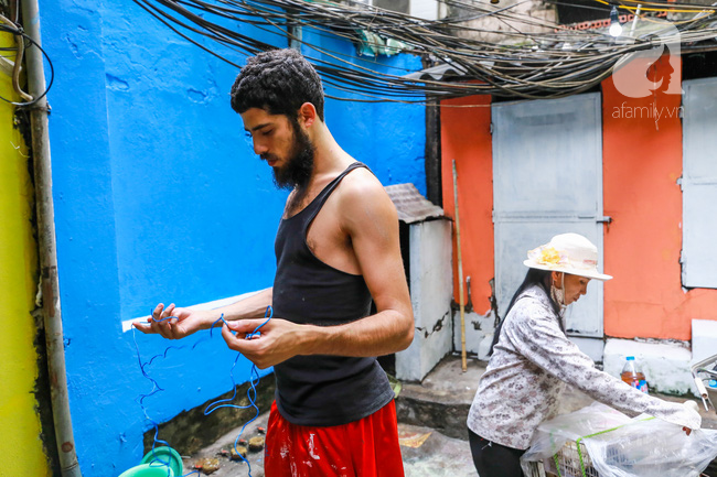 Chàng Mỹ điển trai khoác áo mới sặc sỡ cho phố cổ Hà Nội: Mình thích thì mình sơn thôi! - Ảnh 2.