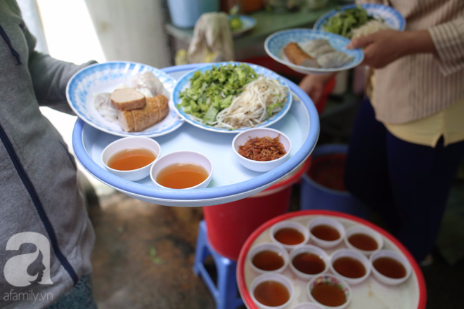 Quán bánh cuốn của hai phụ nữ lấy chung một chồng, siêu ngon, siêu đắt đỏ từ 1954 mà khách vẫn ghiền - Ảnh 2.