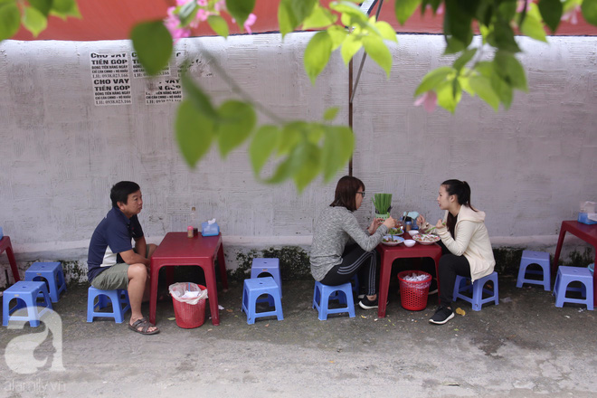 Quán bánh cuốn của hai phụ nữ lấy chung một chồng, siêu ngon, siêu đắt đỏ từ 1954 mà khách vẫn ghiền - Ảnh 1.