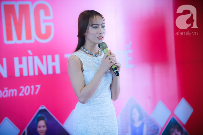 Chùm ảnh: Ngắm dàn trai xinh gái đẹp rộn ràng thử sức với nghề cầm mic - Ảnh 13.