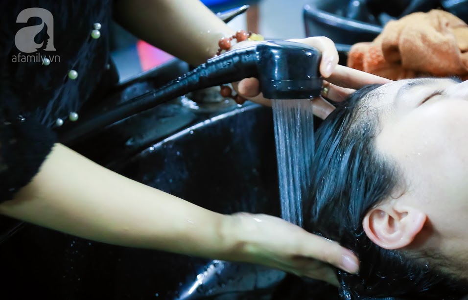 Quán cắt tóc mở từ 6h khách xếp hàng 2 giờ chưa đến lượt ở Hà Nội