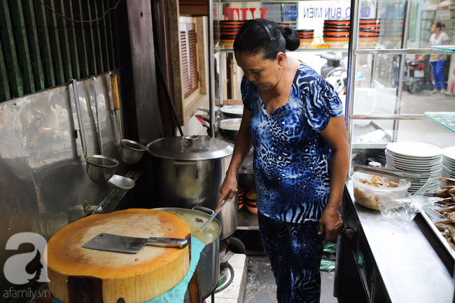 Ngày mát trời qua đường Võ Văn Tần ăn cháo vịt, nghe bà mẹ chồng gọi con dâu 2 tiếng Bé Ba ngọt xớt - Ảnh 1.