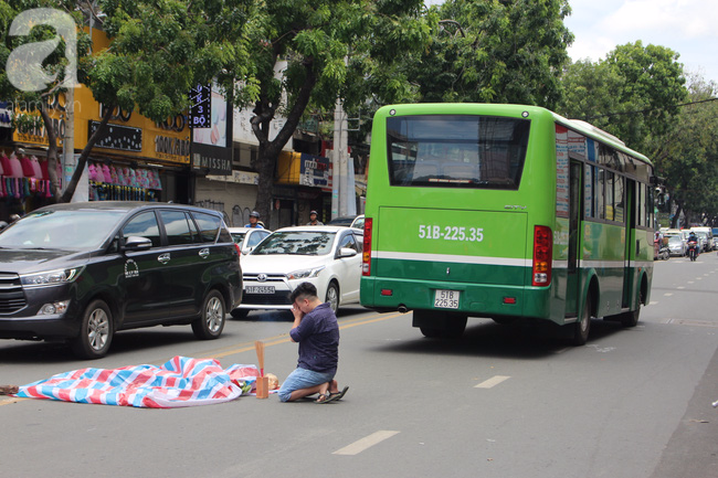 TP HCM: Bất ngờ ngã xuống đường, một phụ nữ bị xe buýt cán tử vong - Ảnh 2.