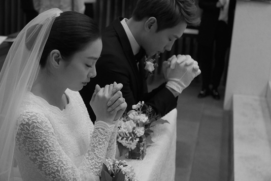 Kim Tae Hee và Bi Rain sánh đôi tuyệt đẹp trong tiệc cưới giản dị  - Ảnh 2.