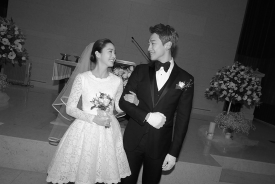 Kim Tae Hee và Bi Rain sánh đôi tuyệt đẹp trong tiệc cưới giản dị  - Ảnh 3.