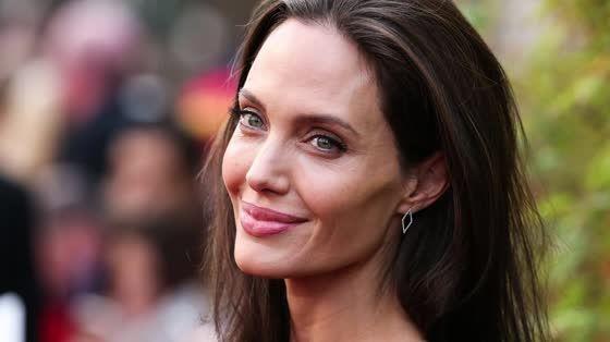 Angelina Jolie bị chính ekip của mình quay lưng khi cố gắng chống lại Brad - Ảnh 1.