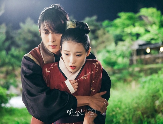 Mỹ nhân “Người tình ánh trăng” IU mới chia tay người yêu đã bị đồn hẹn hò bạn diễn Lee Jun Ki - Ảnh 2. Mỹ nhân “Người tình ánh trăng” IU mới chia tay người yêu đã bị đồn hẹn hò bạn diễn Lee Jun Ki - Ảnh 2.