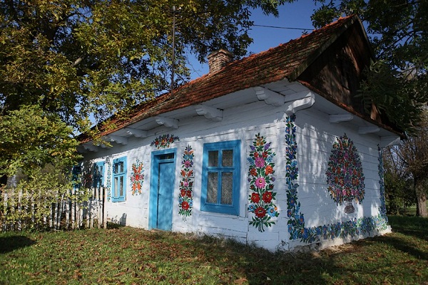 Ngôi làng đẹp lạ lùng mỗi tường nhà đều là một bức họa đầy màu sắc - Ảnh 1.