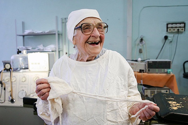 Bác sĩ phẫu thuật cao tuổi nhất thế giới, gần 90 vẫn thực hiện 4 ca mổ mỗi ngày - Ảnh 1.