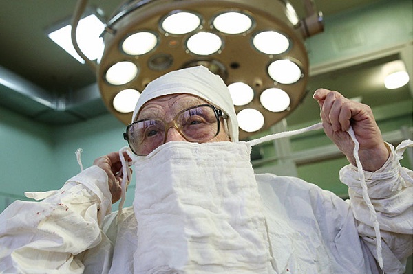 Bác sĩ phẫu thuật cao tuổi nhất thế giới, gần 90 vẫn thực hiện 4 ca mổ mỗi ngày - Ảnh 2.