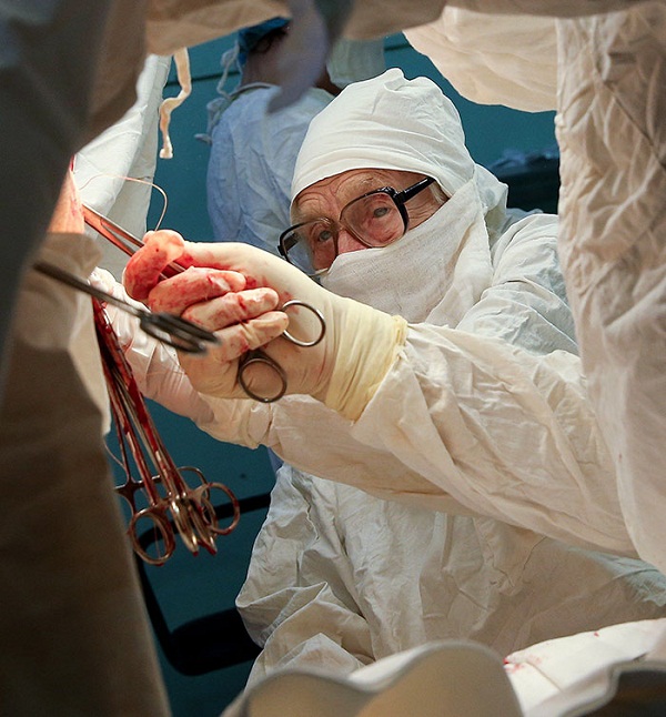 Bác sĩ phẫu thuật cao tuổi nhất thế giới, gần 90 vẫn thực hiện 4 ca mổ mỗi ngày - Ảnh 3.