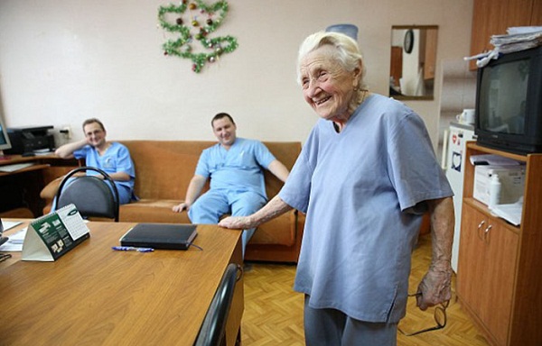 Bác sĩ phẫu thuật cao tuổi nhất thế giới, gần 90 vẫn thực hiện 4 ca mổ mỗi ngày - Ảnh 10.