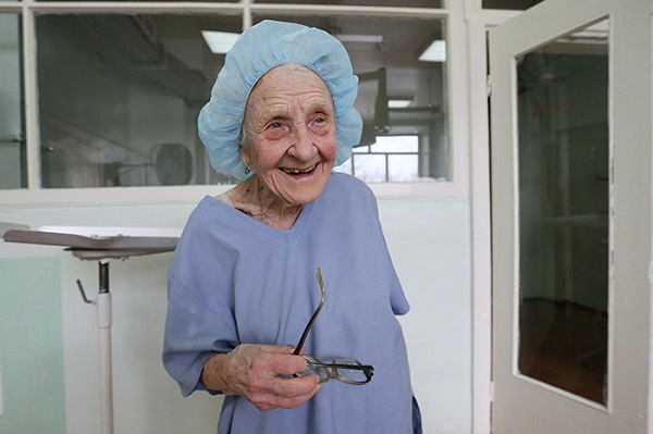 Bác sĩ phẫu thuật cao tuổi nhất thế giới, gần 90 vẫn thực hiện 4 ca mổ mỗi ngày - Ảnh 13.