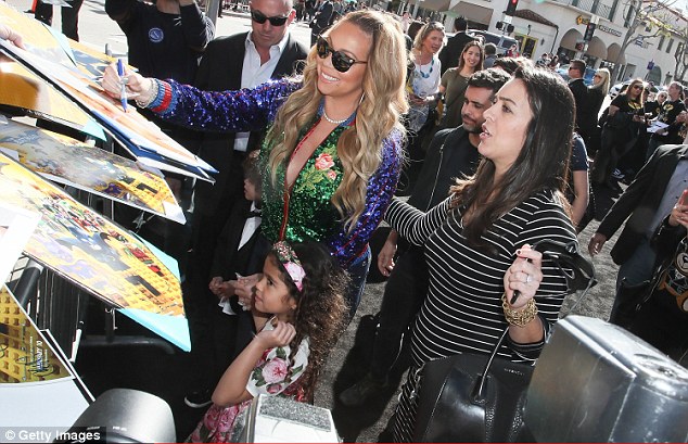 Cặp sinh đôi tóc xù nhà Mariah Carey ra dáng khi diện đồ sành điệu - Ảnh 1.
