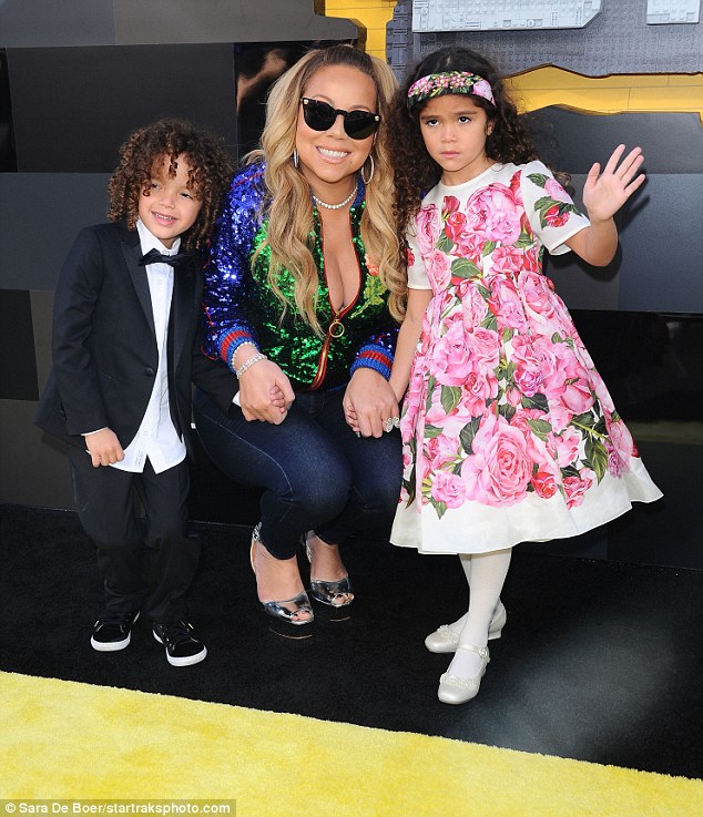 Cặp sinh đôi tóc xù nhà Mariah Carey ra dáng khi diện đồ sành điệu - Ảnh 3.