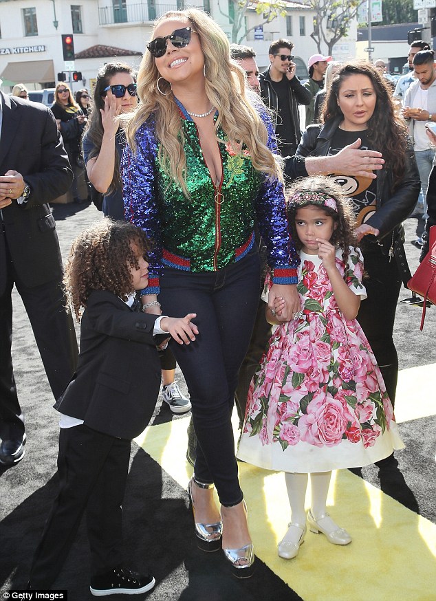 Cặp sinh đôi tóc xù nhà Mariah Carey ra dáng khi diện đồ sành điệu - Ảnh 4.