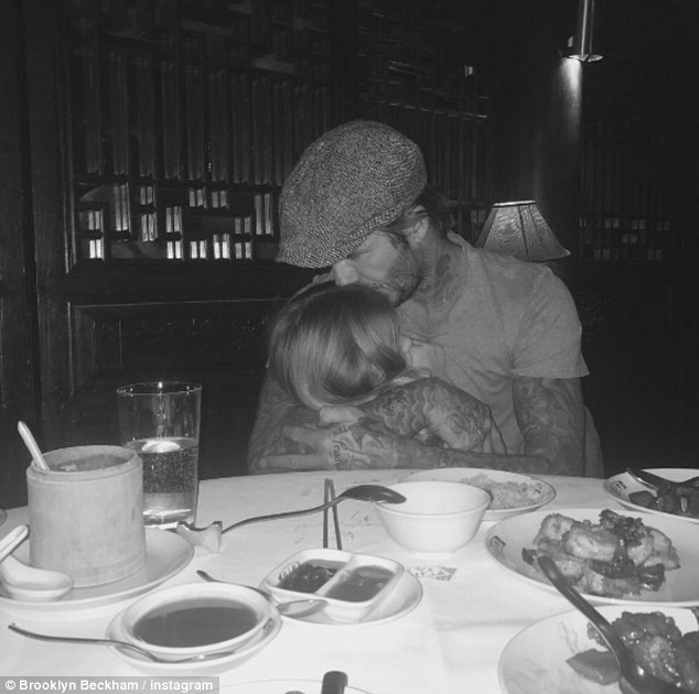 Khoảnh khắc ngọt ngào khi David Beckham ôm hôn con gái cưng Harper - Ảnh 1. Khoảnh khắc ngọt ngào khi David Beckham ôm hôn con gái cưng Harper - Ảnh 1.