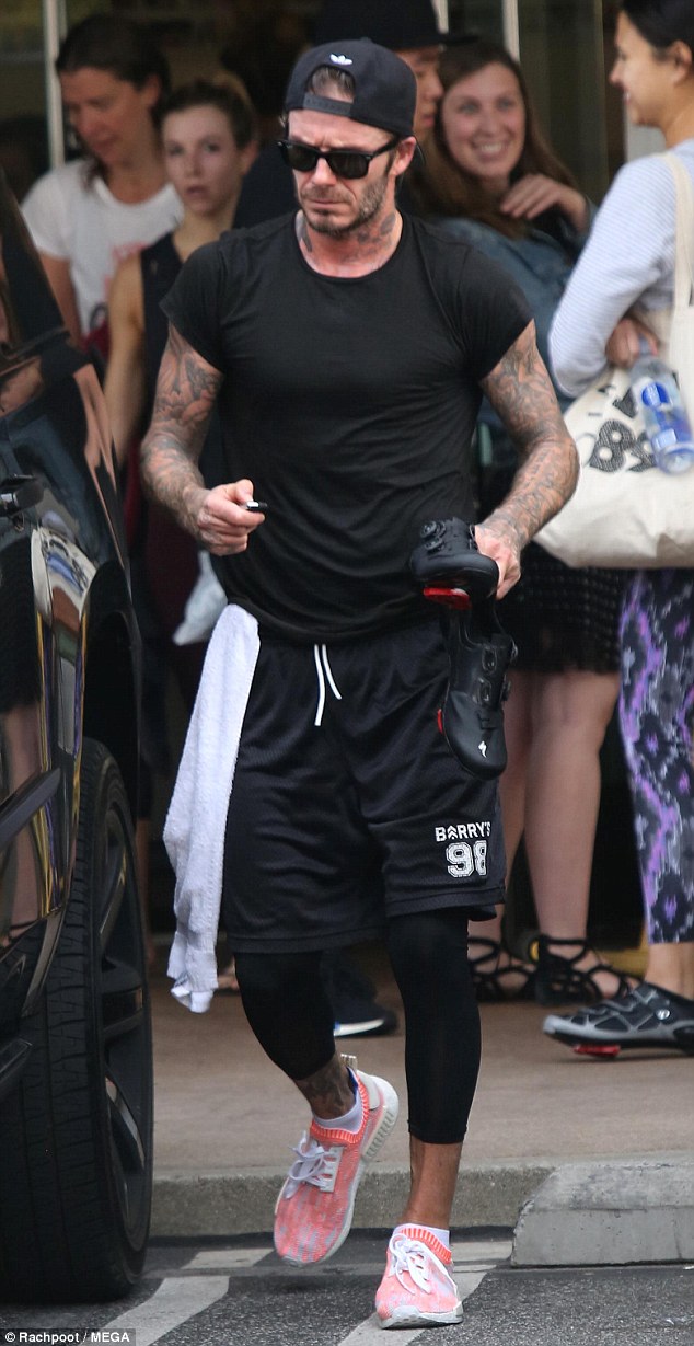 Khoảnh khắc ngọt ngào khi David Beckham ôm hôn con gái cưng Harper - Ảnh 2. Khoảnh khắc ngọt ngào khi David Beckham ôm hôn con gái cưng Harper - Ảnh 2.