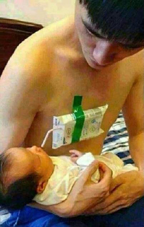 Khi mẹ vắng nhà thì đây là cách những ông bố cho con uống sữa - Ảnh 8.