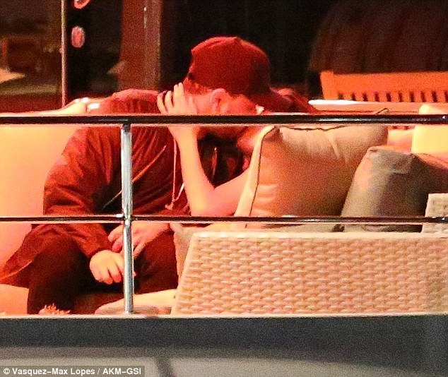 Selena Gomez và bạn trai mới ôm hôn nhau không rời trên du thuyền hạng sang - Ảnh 2.
