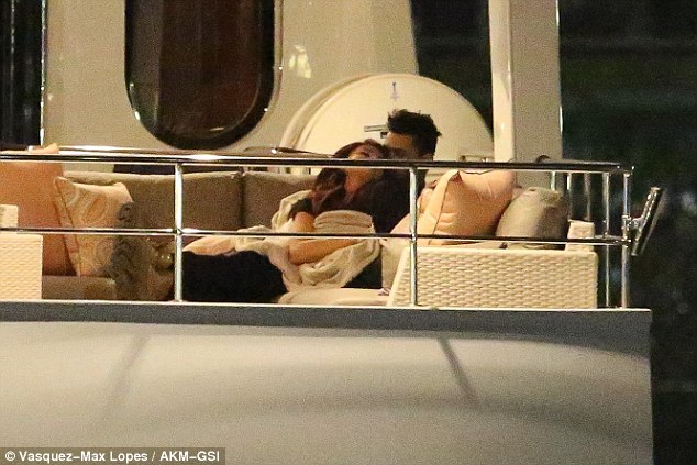 Selena Gomez và bạn trai mới ôm hôn nhau không rời trên du thuyền hạng sang - Ảnh 3.