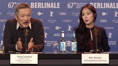 Kim Min Hee mặt dày cùng đạo diễn già tham gia LHP quốc tế Berlin  - Ảnh 1.