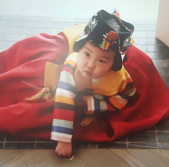 Con gái sao “Ước mơ vươn tới một ngôi sao” diện hanbok đáng yêu trong sinh nhật 1 tuổi - Ảnh 1.