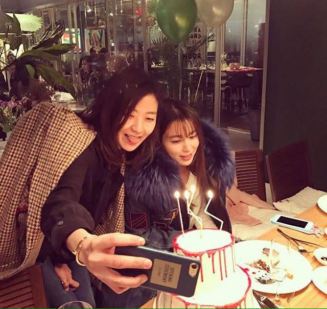 Bà xã Lee Byung Hun trẻ như gái đôi mươi trong tiệc sinh nhật đón tuổi mới  - Ảnh 2.