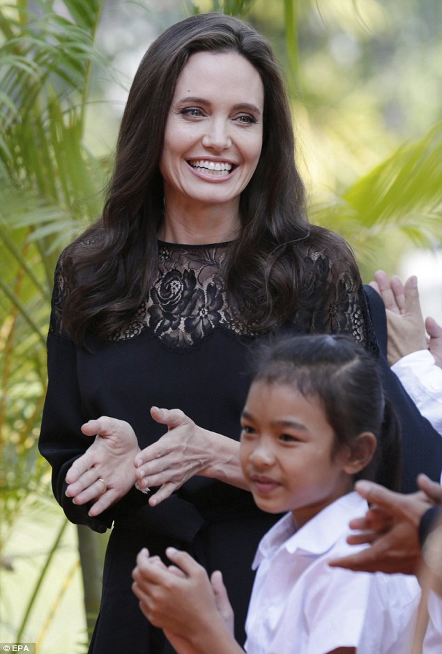 Mẹ con Angelina Jolie rạng ngời khi xuất hiện ở Campuchia  - Ảnh 2.