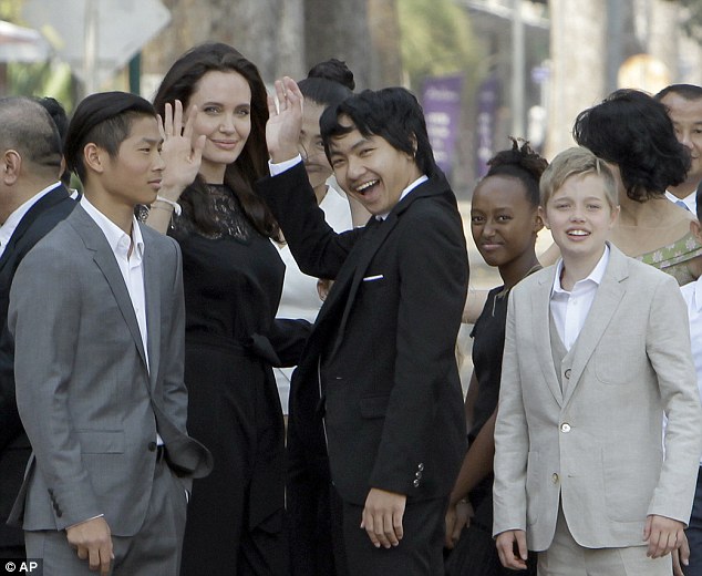Mẹ con Angelina Jolie rạng ngời khi xuất hiện ở Campuchia  - Ảnh 3.