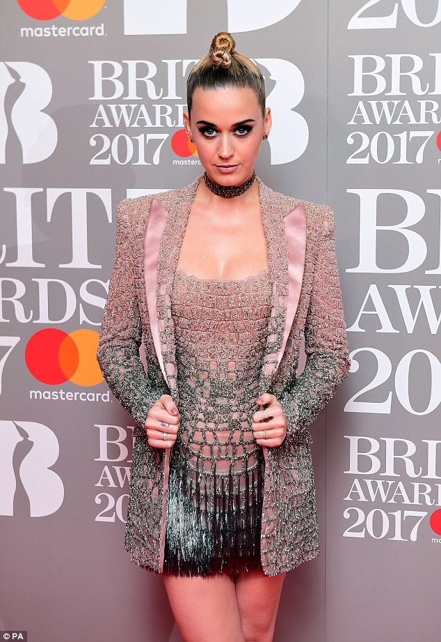 Bạn gái Orlando Bloom gợi cảm trên thảm đỏ Brit Awards 2017  - Ảnh 3.