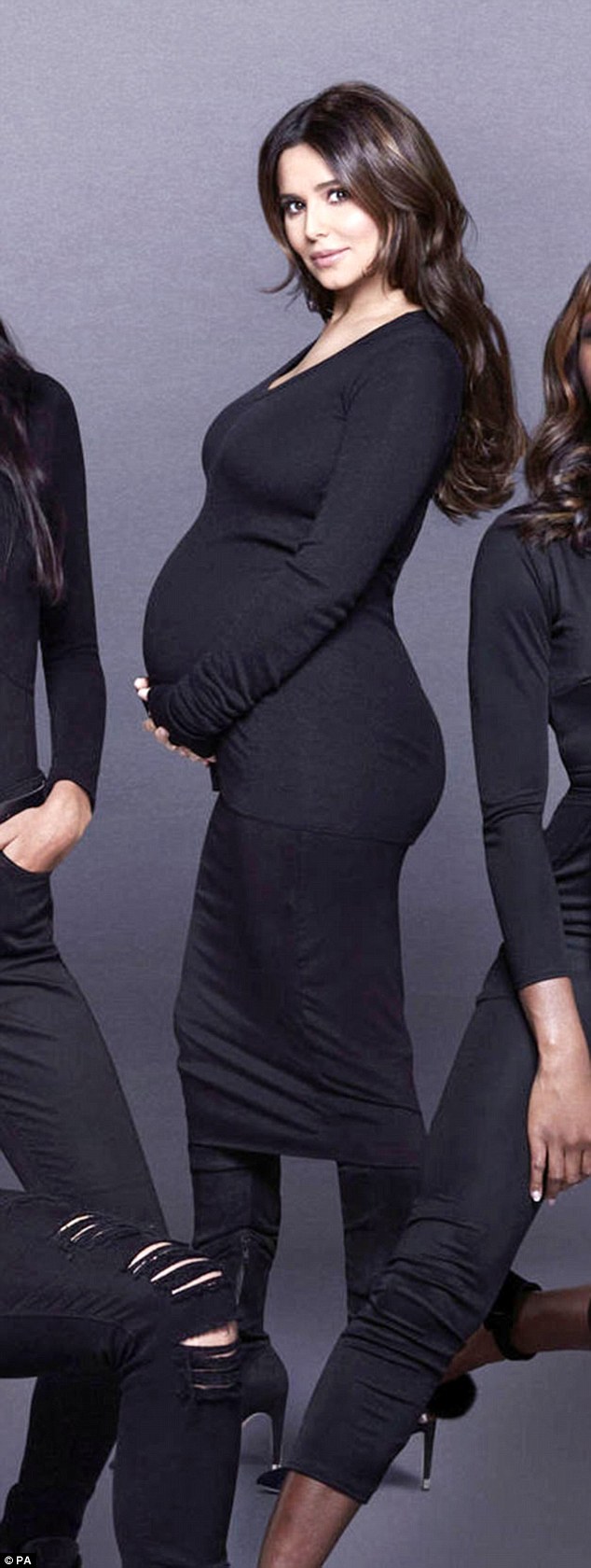 Cựu giám khảo XFactor Cheryl Cole xác nhận chuyện có thai khi lộ bụng bầu to lùm lùm - Ảnh 1.