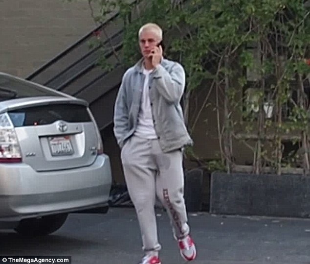 Justin Bieber ra đường với chiếc quần &ldquo;ướt&rdquo; kh&oacute; hiểu - Ảnh 1.